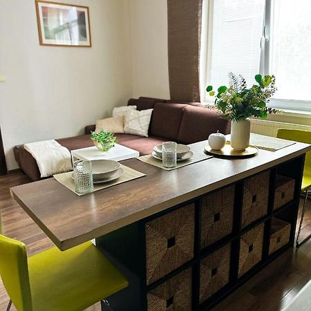 Spacious City Centre Apartment Bratislava Exterior photo