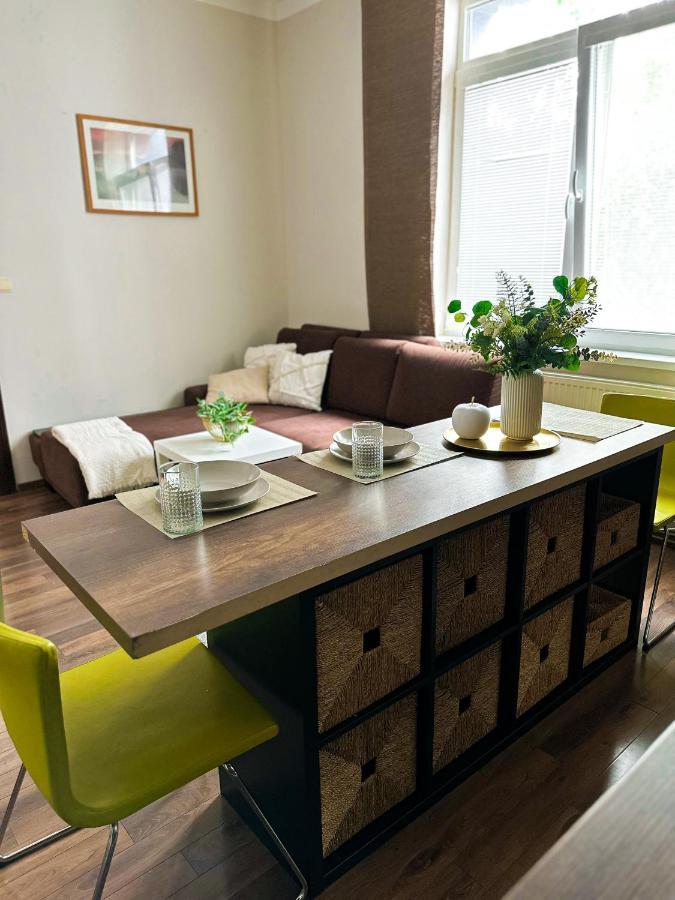 Spacious City Centre Apartment Bratislava Exterior photo